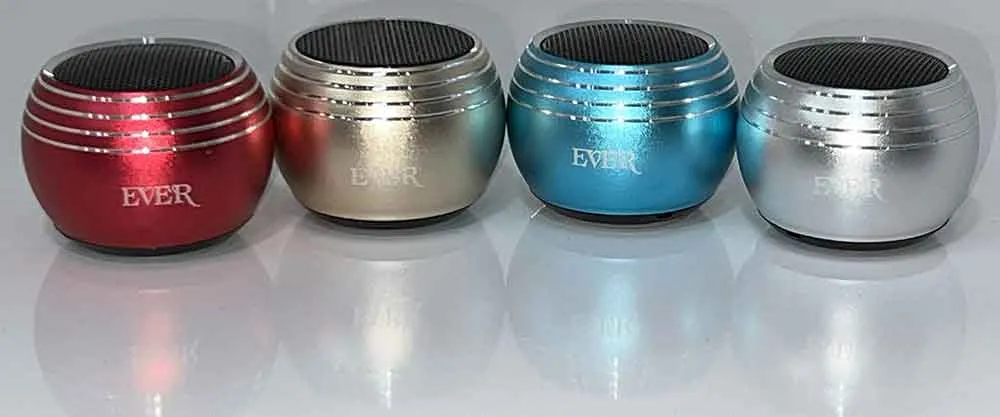 اسپیکر بلوتوثی قابل حمل اور مدل EVER-E5 با طراحی ساده، قابلیت حمل آسان و قیمت مناسب، گزینهای مناسب برای کاربرانی است که به دنبال یک اسپیکر کوچک و اقتصادی برای استفادههای روزمره هستند. این اسپیکر بهویژه برای استفاده در خانه، سفرهای کوتاه یا دورهمیهای دوستانه توصیه میشود. ویژگیها نوع اسپیکر: قابل حمل نوع اتصال : بلوتوث اتصالات و درگاههای ارتباطی : بلوتوث، پورت میکرو USB جهت شارژ کردن تعداد و ابعاد سابووفر : 1 عدد شارژدهی باتری : 1 ساعت منبع تغذیه : باتری قابل شارژ توان خروجی : 5 وات خرید اسپیکر قابل حمل بلوتوثی اور مدل EVER-E5 در فروشگاه اینترنتی لپ تاپ سپنتا T98.ir