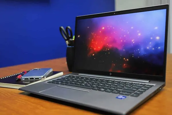 لپتاپ استوک ورکاستیشن HP ZBook Firefly G8 با پردازنده قدرتمند Intel Core i7-1185G7 نسل 11 گزینهای ایدهآل برای کاربران حرفهای، مهندسان و برنامهنویسان است. این دستگاه با رم 16 گیگابایت و حافظه پرسرعت 512 گیگابایت SSD عملکردی روان و سریع در اجرای نرمافزارهای تخصصی ارائه میدهد. استفاده از گرافیک Intel Iris Xᵉ باعث شده برای طراحی گرافیکی سبک، تدوین و کارهای مهندسی روزمره کاملاً مناسب باشد. بدنه باکیفیت آلمینیومی و وزن سبک، این لپتاپ استوک را به گزینهای عالی برای حملونقل و استفاده طولانیمدت تبدیل کرده است. ZBook Firefly G8 ترکیبی از قدرت، دوام و صرفه اقتصادی است که ارزش خرید بالایی دارد. ویژگیها وضعیت محصول : لپ تاپ گرید A++ پردازنده : Core i7-1185G7 نسل 11 حافظه رم : 16 گیگابایت DDR4 قابل ارتقا تا 64 گیگابایت حافظه داخلی : 512 گیگابایت SSD قابل ارتقا پردازنده گرافیکی : Intel® Iris® Xᵉ Graphics صفحه نمایش : 15.6 اینچ Full HD طبقهبندی : کاربری مهندسی و طراحی، کاربری گیمینگ لپتاپ استوک ورکاستیشن HP ZBook Firefly G8 با پردازنده i7-1185G7 ، رم 16GB، SSD 512GB و گرافیک Intel Iris Xᵉ گزینهای قدرتمند برای طراحی و کارهای حرفهای. خرید از فروشگاه لپتاپ سپنتا تی 98.